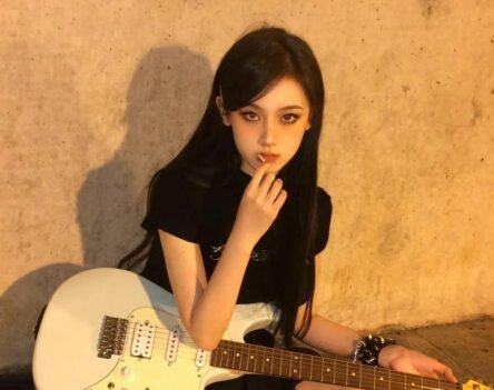 77+ Guitar girl dp soft melody vibe for profiles