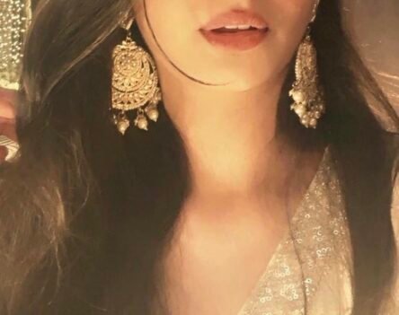 88+ Half face girl dp aesthetic look loved by Gen Z