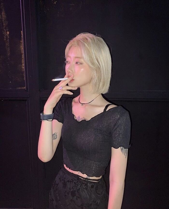 aesthetic smoke girl dp