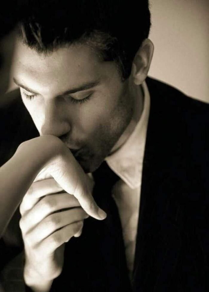 aethetics hand kiss images black and white full hd