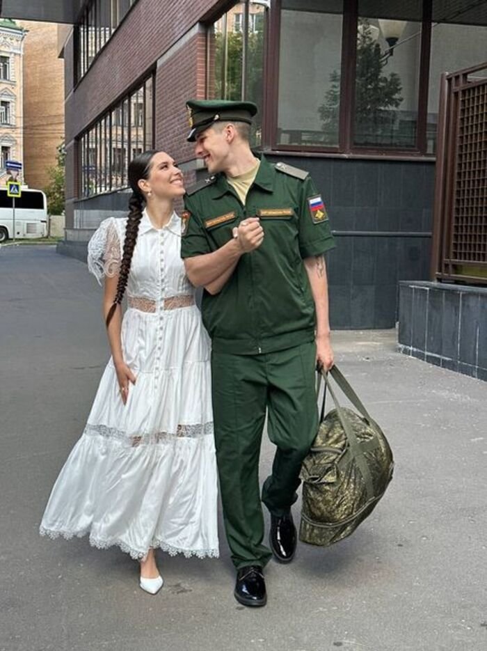 army couple display picture 4k