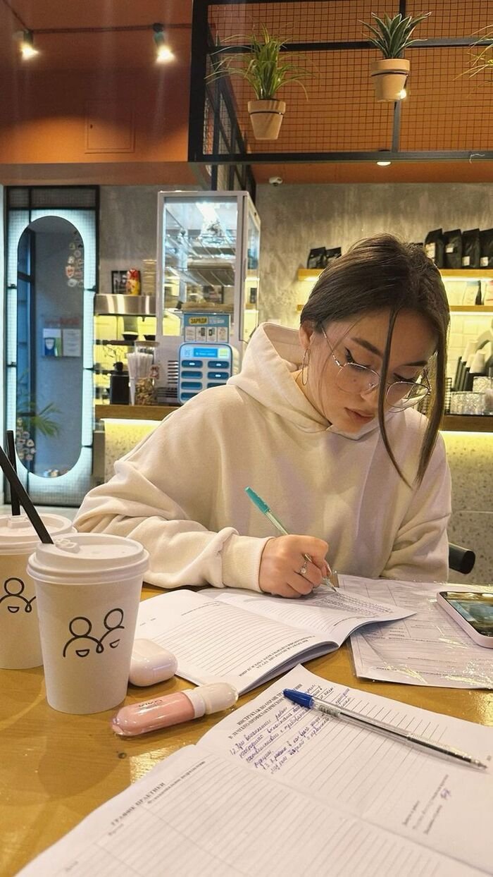 classy smart girl dp