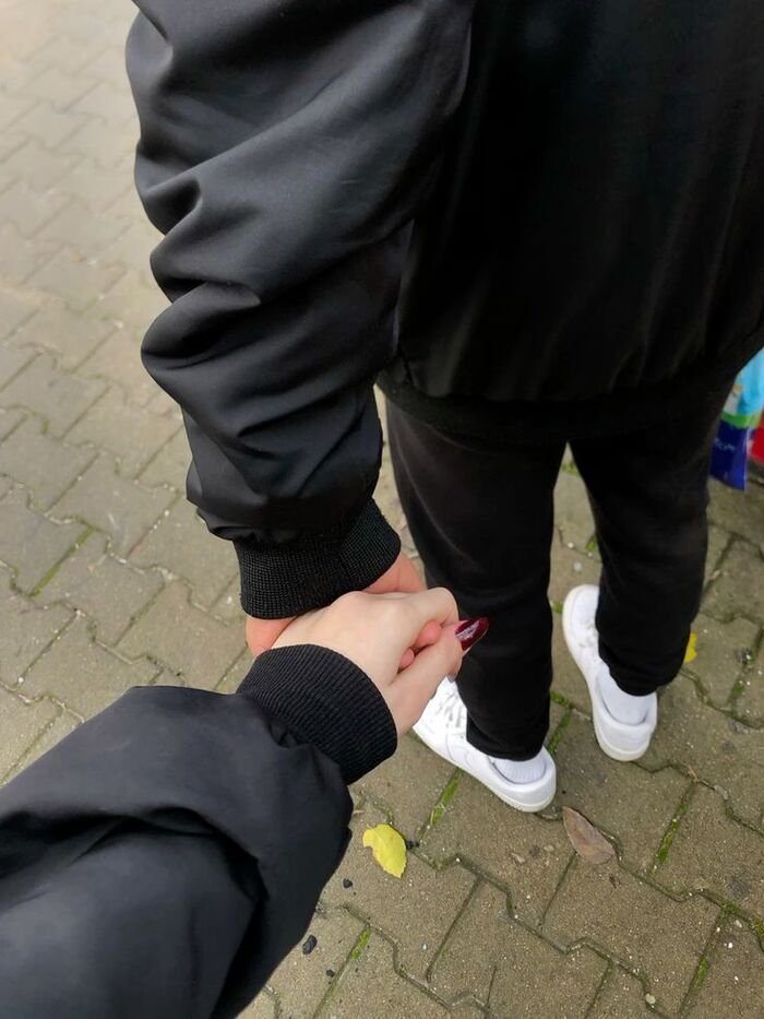 couple hands dp light hd