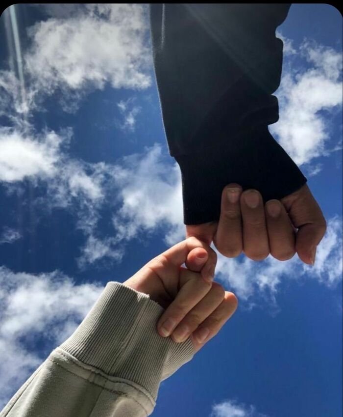 couple hands dp standard hd