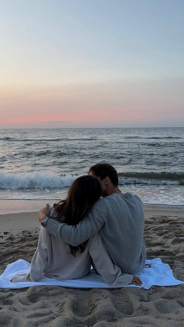 couple hug dp high resolution