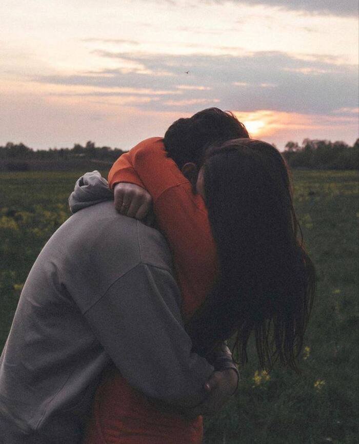 couple hug dp light hd