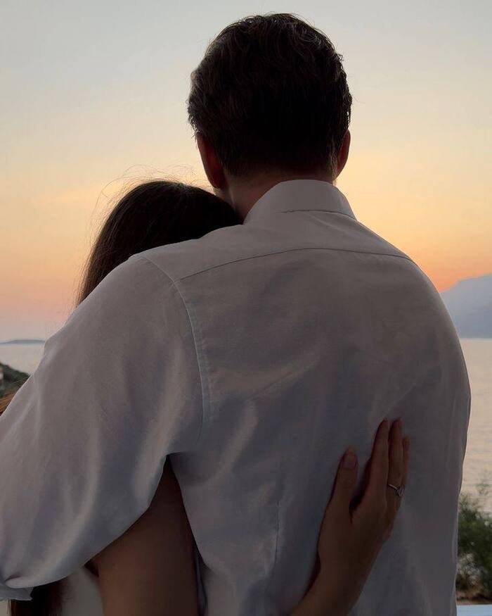 couple hug dp quiet hd