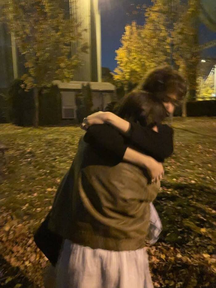 couple hug dp soft hd