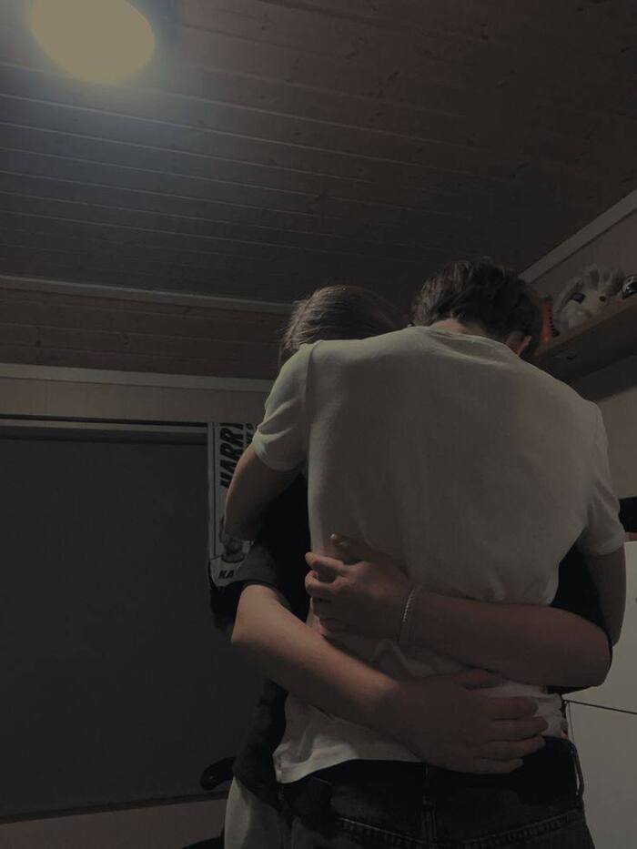 couple hug dp stable hd