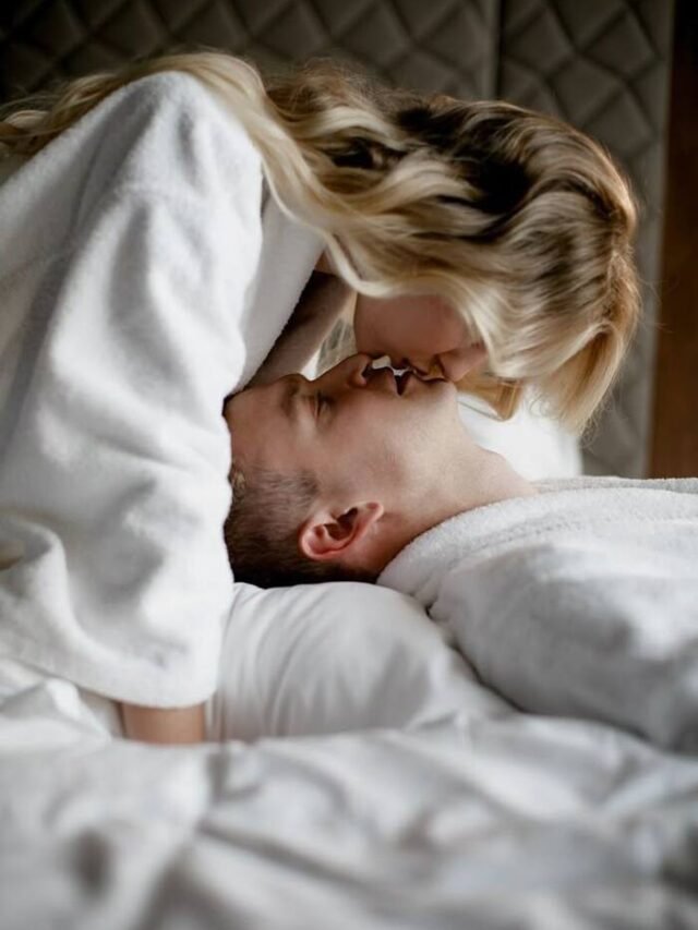 99+ Vertical Lips Kiss Images for WhatsApp & Instagram