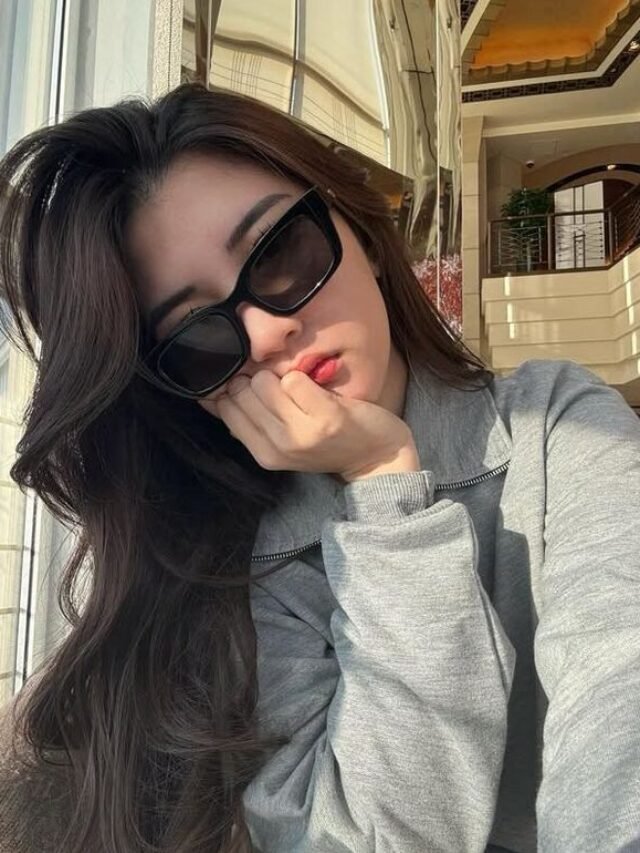 Best 35+ WhatsApp DP for Girls to Show Your Attitude