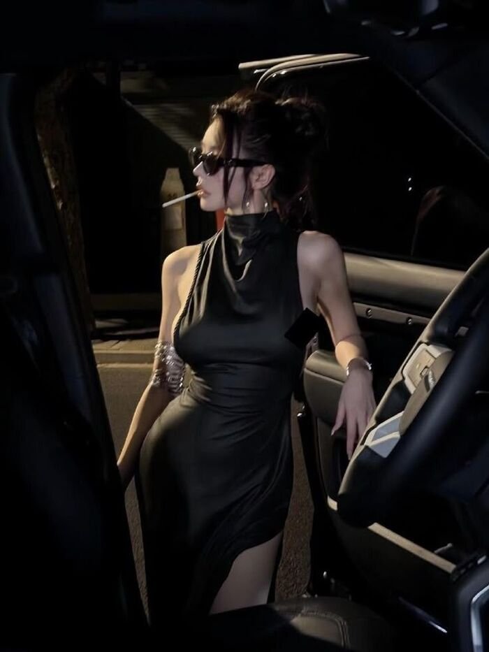 dreamy smoking girl dp