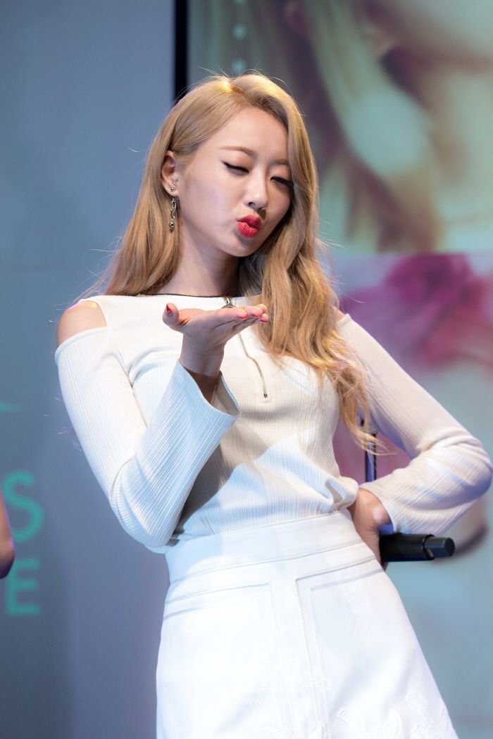 flying kiss image