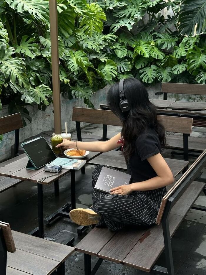 focused study girl dp