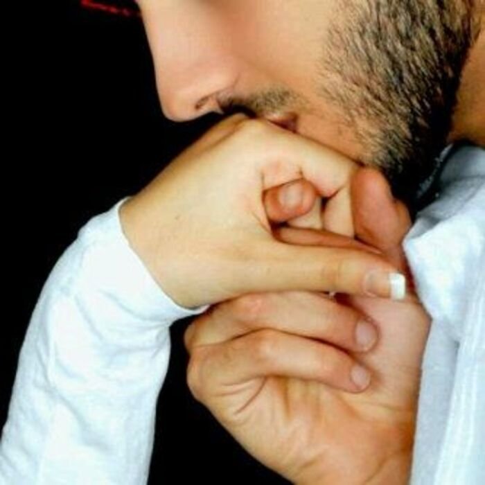 hand kiss images black and white hot hd