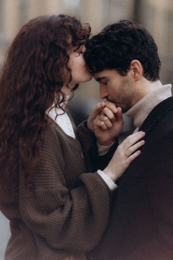 hand kiss images hot