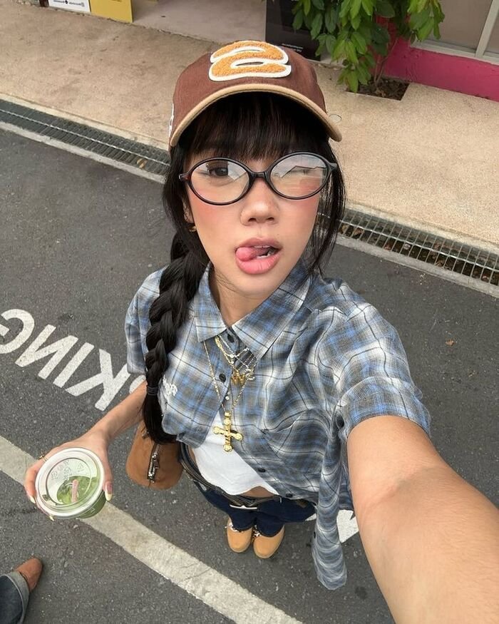 minimal stylish girl dp