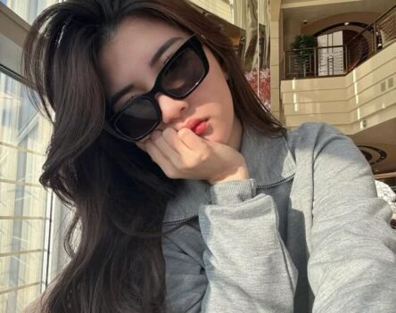 Best 35+ WhatsApp DP for Girls to Show Your Attitude