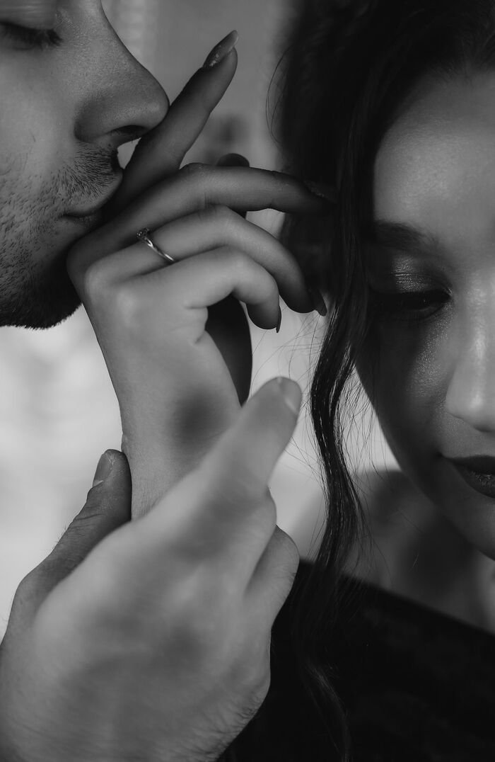 pinterest hand kiss images black and white