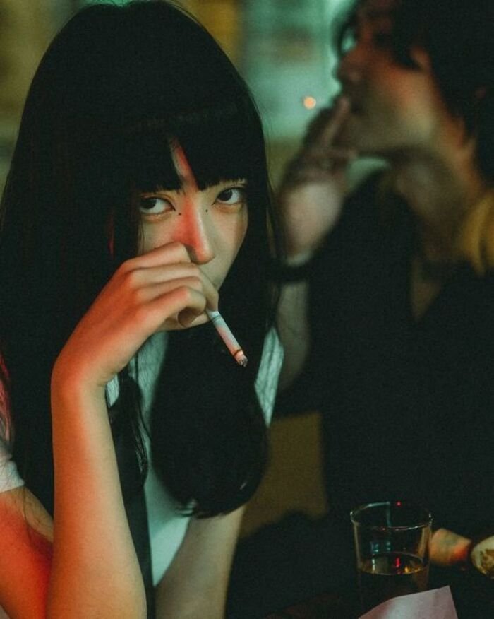 soft tone smoking girl dp