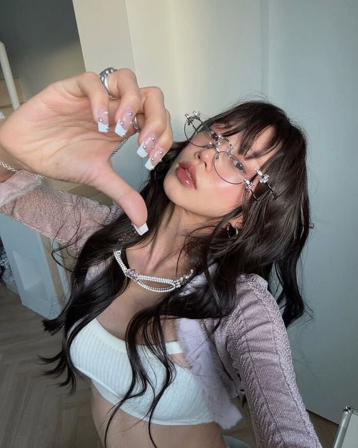 stylish girl aesthetic dp