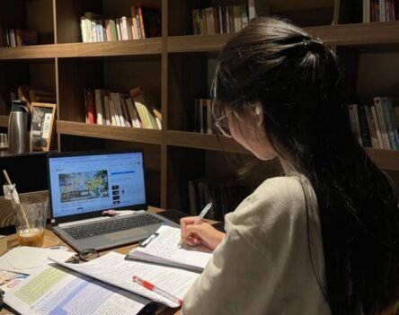 Best 50+ Smart Girl DP: Elegant Photos for Profiles