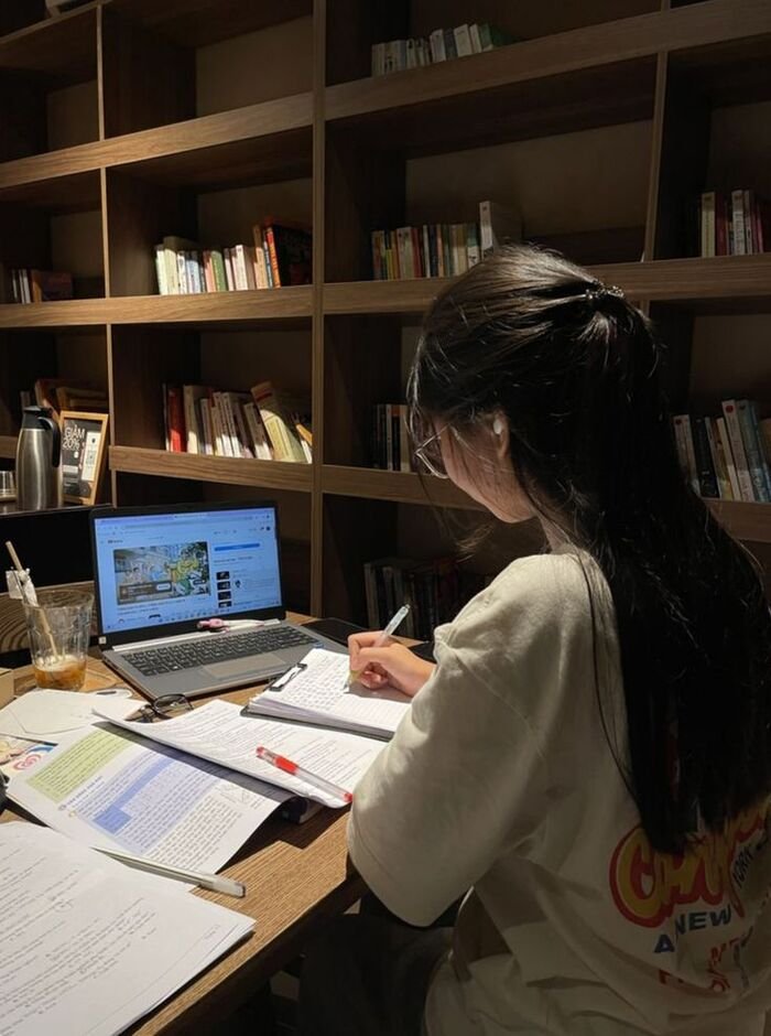 Best 50+ Smart Girl DP: Elegant Photos for Profiles