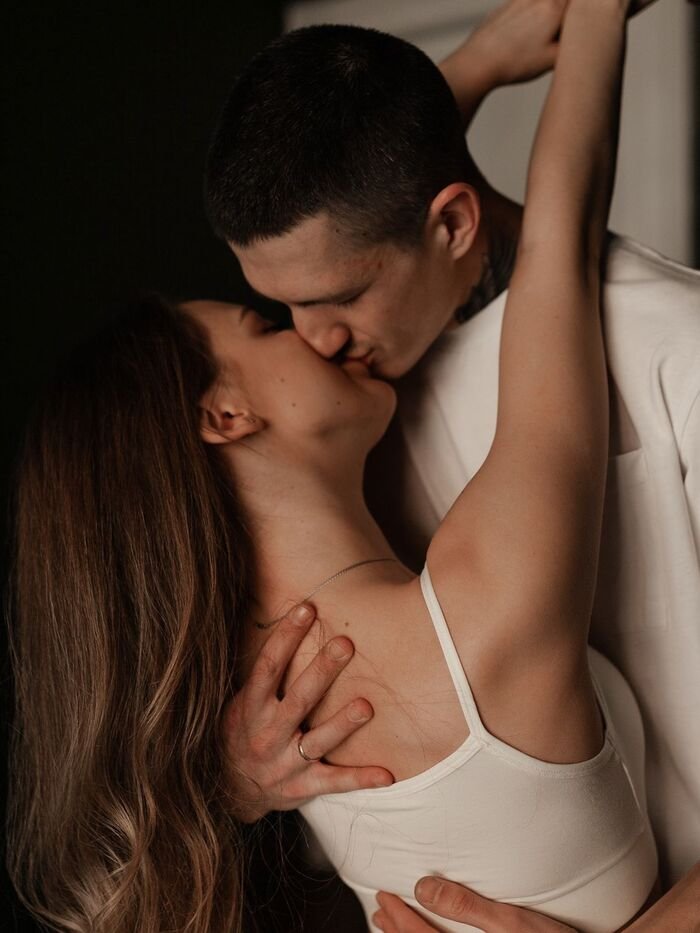 vertical lips kiss images aethetics full hd