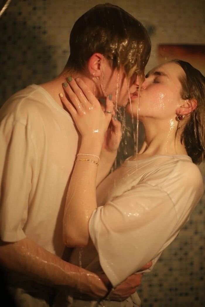 vertical lips kiss images aethetics