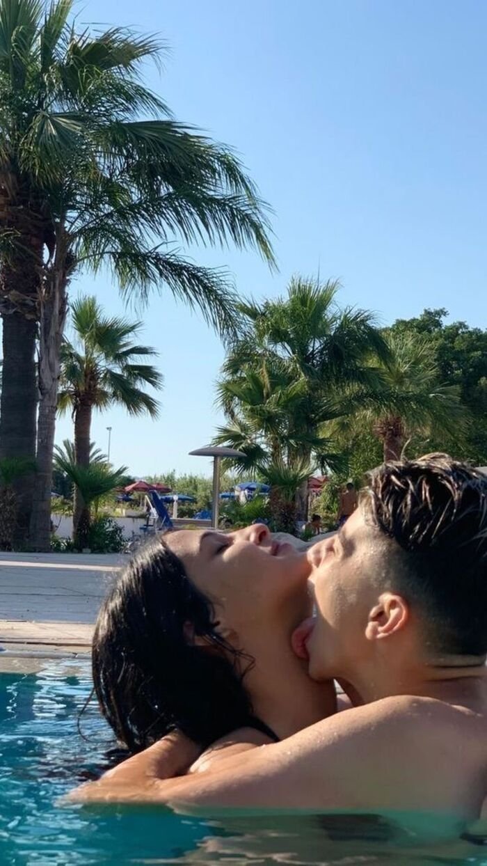 vertical lips kiss images full hd